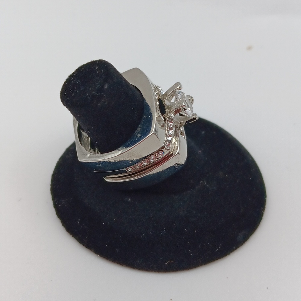 Chic Silver Ring With Clear Gemstone - image 3